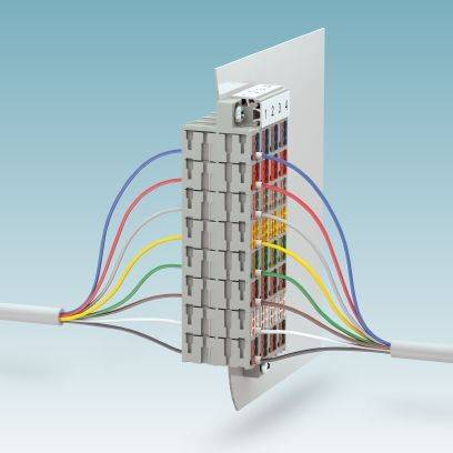 Mehradriges Kabel verbunden mit einem Verteilerblock, bei dem jede farbige Ader in einen eigenen Anschluss gesteckt ist.