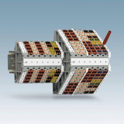 Eine Mehrstockklemme mit farbcodierten Anschlüssen auf einer DIN-Schiene zur elektrischen Verdrahtung und Signalverarbeitung.