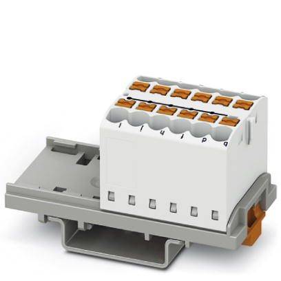 Ein weißer, kompakter Steckverbinder mit orangen Klemmen auf einer grauen Montageschiene. Elektronisches Bauteil zur Verdrahtung.