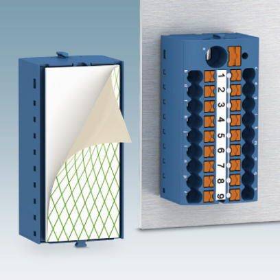 Ein blaues elektrisches Anschlussmodul mit nummerierten Klemmplätzen von 1 bis 12, daneben eine abgewickelte Schutzfolie.