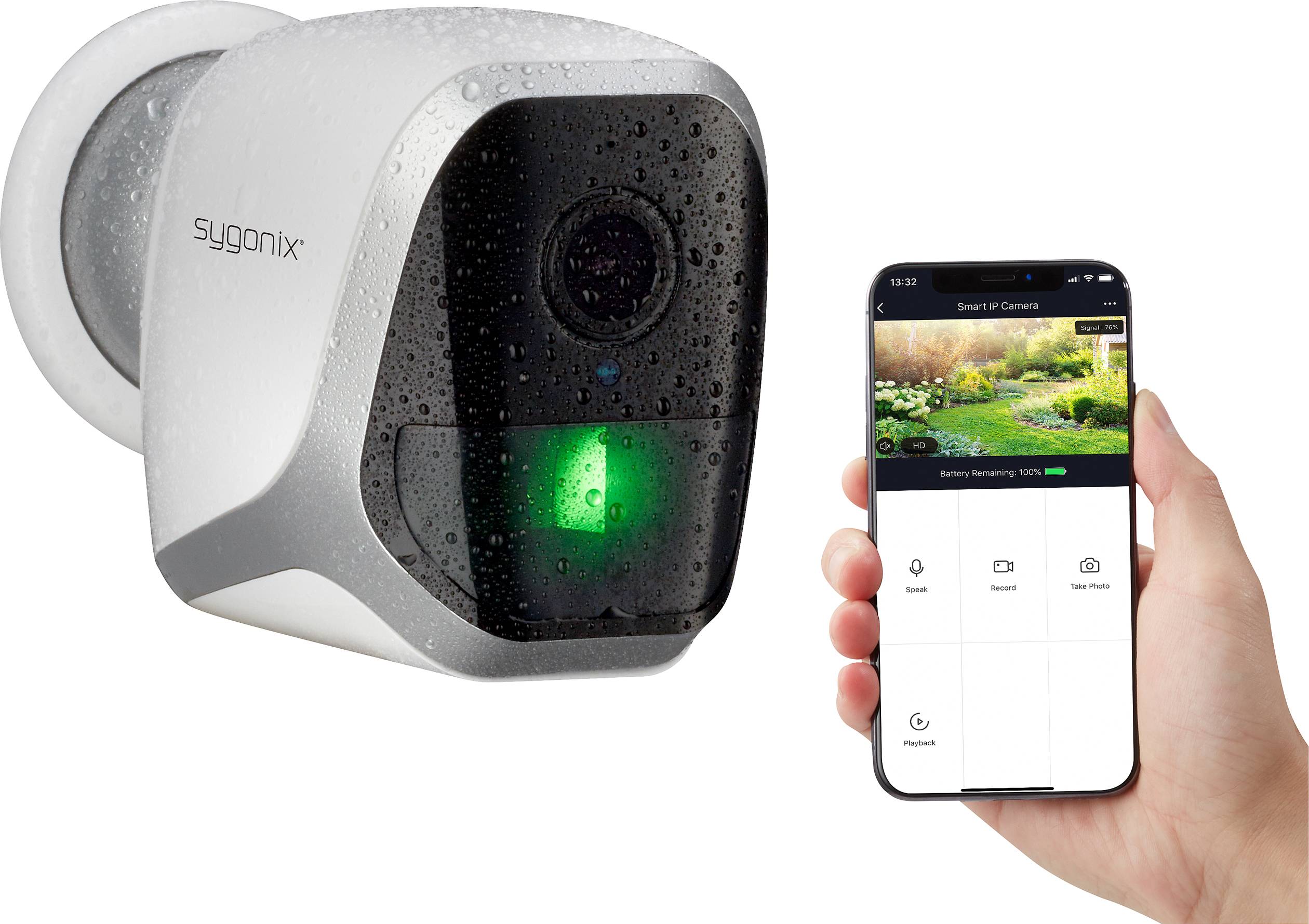 Eine Überwachungskamera mit Wassertropfen auf der Oberfläche neben einer Hand, die ein Smartphone mit der Kamera-App hält.