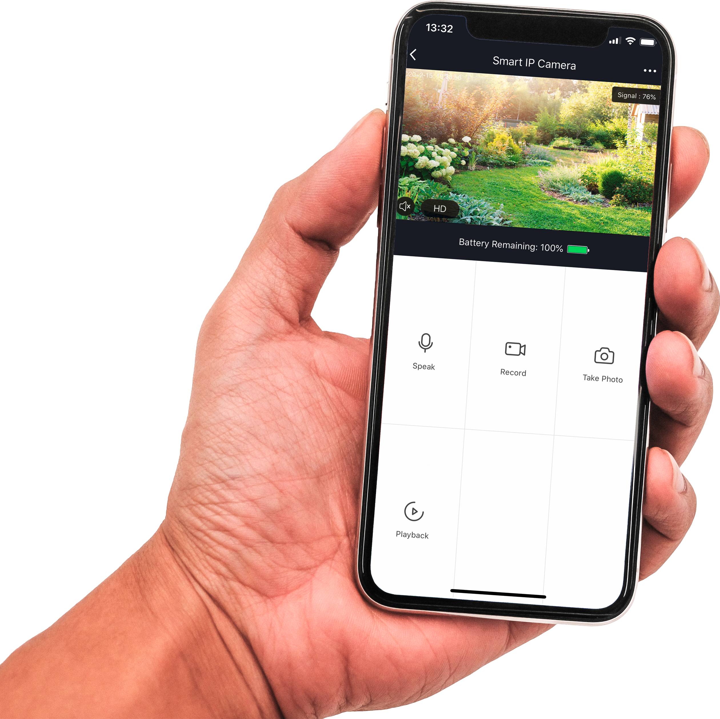 Eine Hand hält ein Smartphone, das eine Überwachungskamera-App zeigt. Der Bildschirm zeigt eine Verbindung zur Kamera mit 100% Akkuladung.
