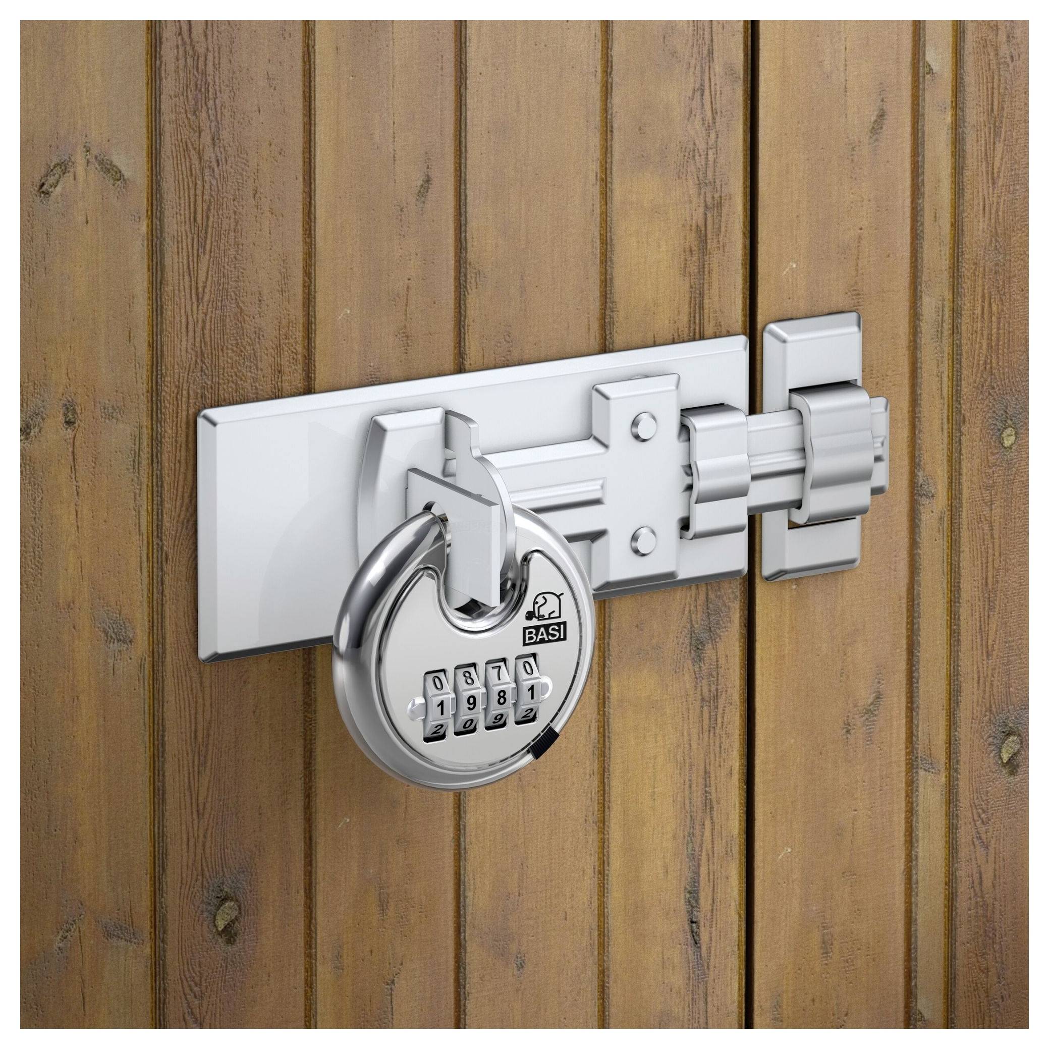 Ein hölzernes Tor, das mit einem Metallriegel und einem robusten Kombinationsvorhängeschloss gesichert ist, mit auf dem Schloss sichtbaren Zahlen.