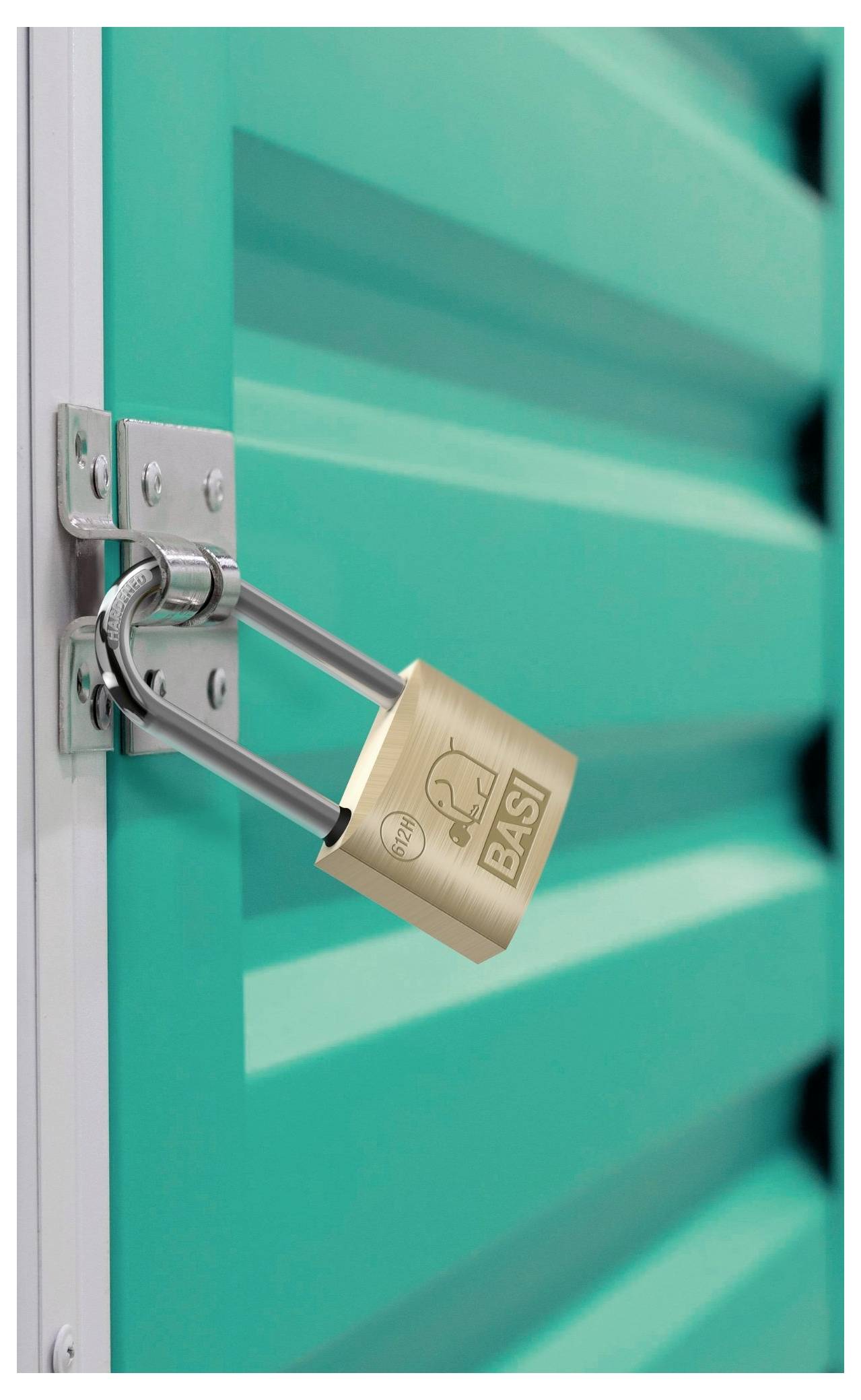 Eine türkisfarbene Metalltür ist mit einem Messingvorhängeschloss gesichert, das an einer silbernen Schließe befestigt ist und symbolisiert Sicherheit und Privatsphäre.