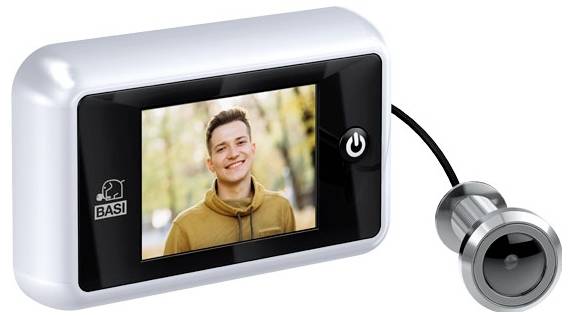 Digitaler Türspion zeigt Mann auf einem Bildschirm, verbunden mit einem Kameraobjektiv. Gerät zeigt Marke 'BASI'.