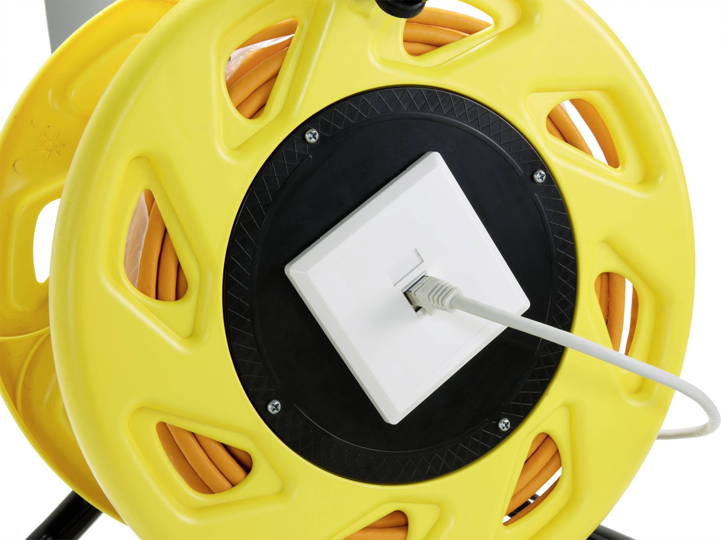 Gelbe Kabeltrommel mit aufgewickeltem orangenem Kabel und angeschlossenem Netzwerkstecker an einer schwarzen Steckdosenbuchse.