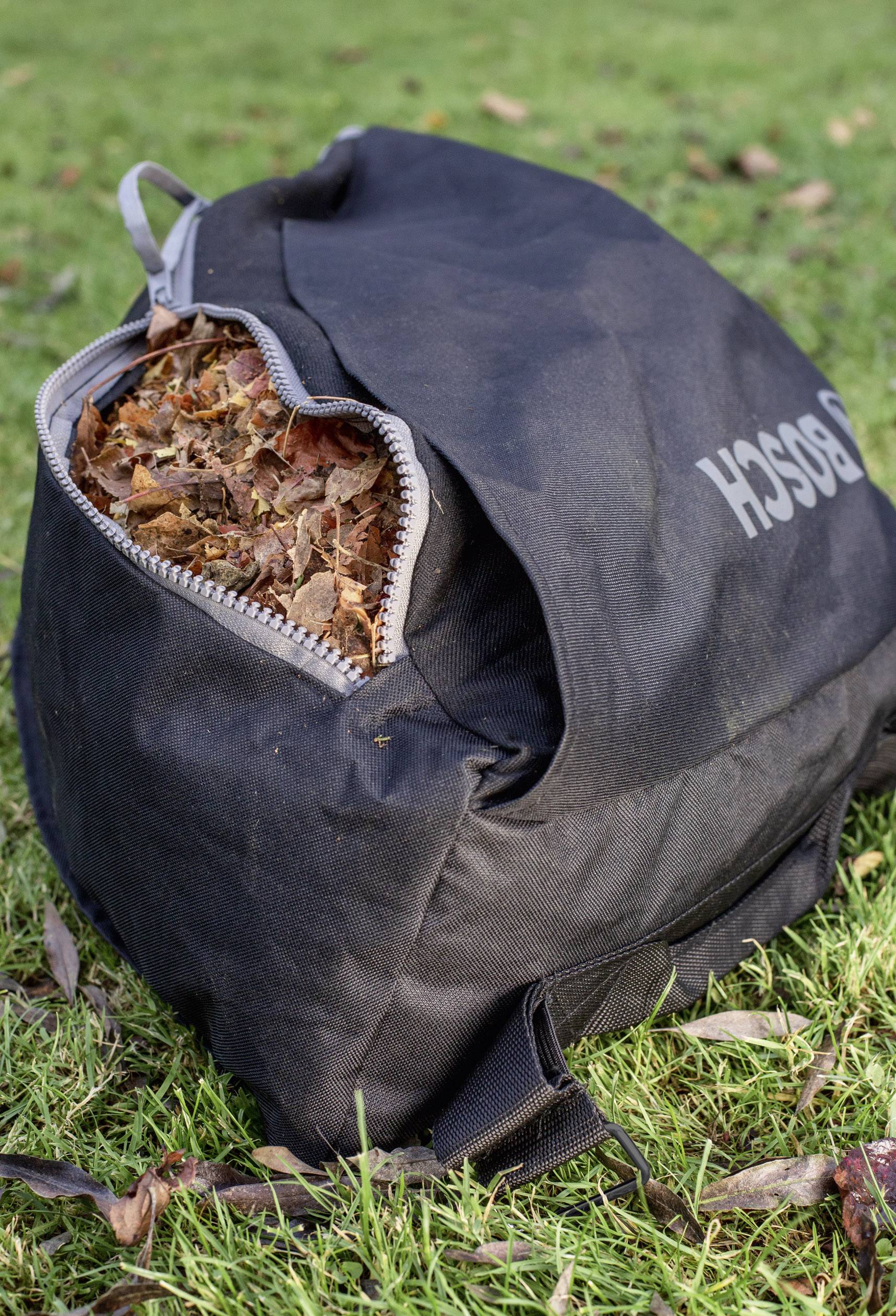 Bosch Home and Garden 06008B1000 UniversalGarden Tidy Elektro Laubsauger 230 V