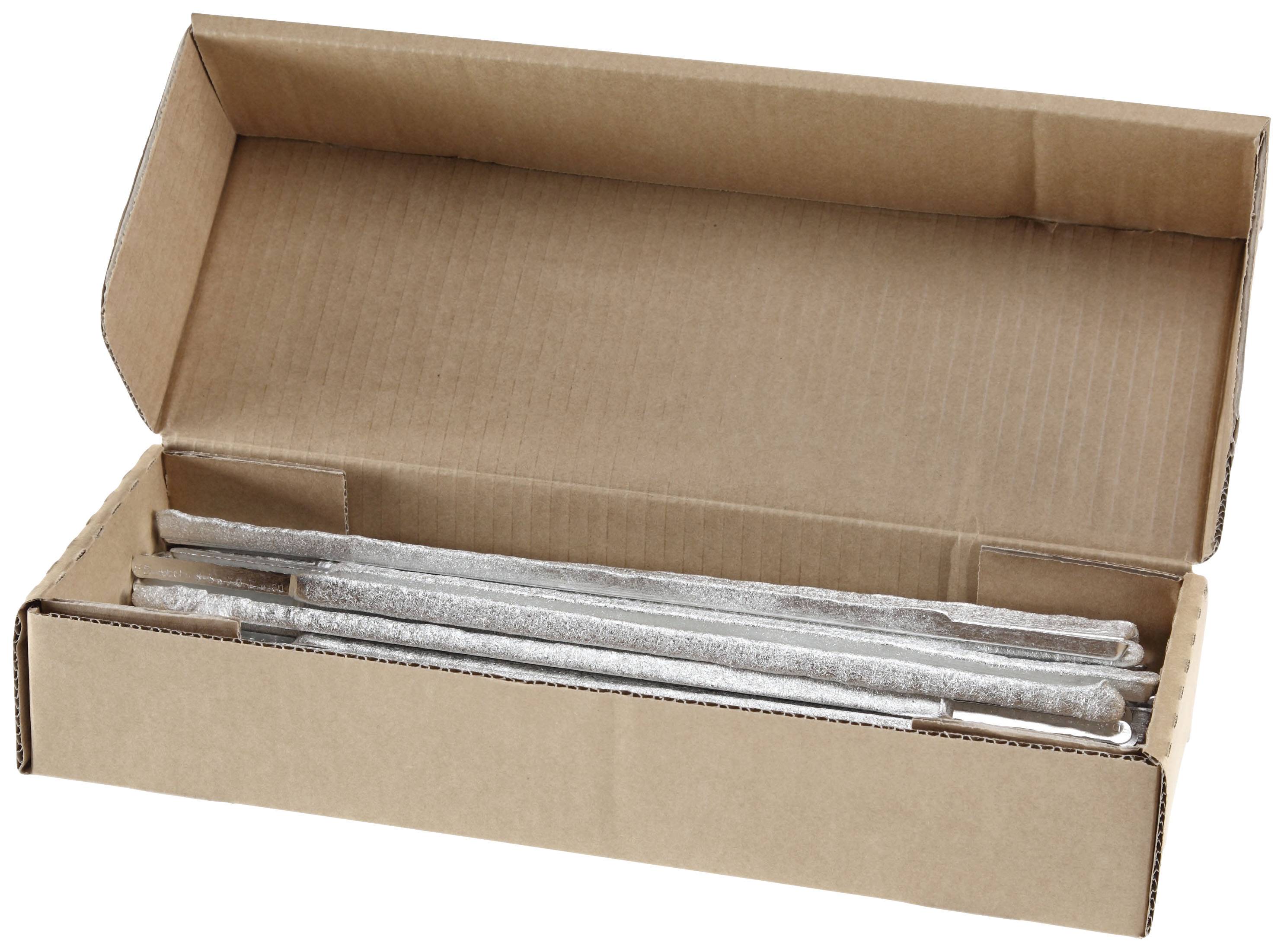 Offener Karton mit mehreren langen, silbernen Metallstäben, die nebeneinander liegen.