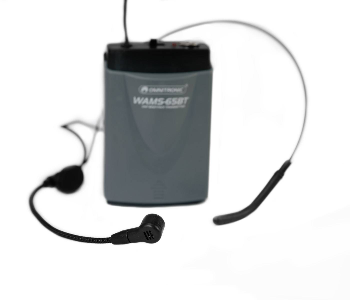 Ein drahtloses Headset-Mikrofon mit einem tragbaren Empfänger in grau, das für Präsentationen oder Bühnenauftritte verwendet wird.