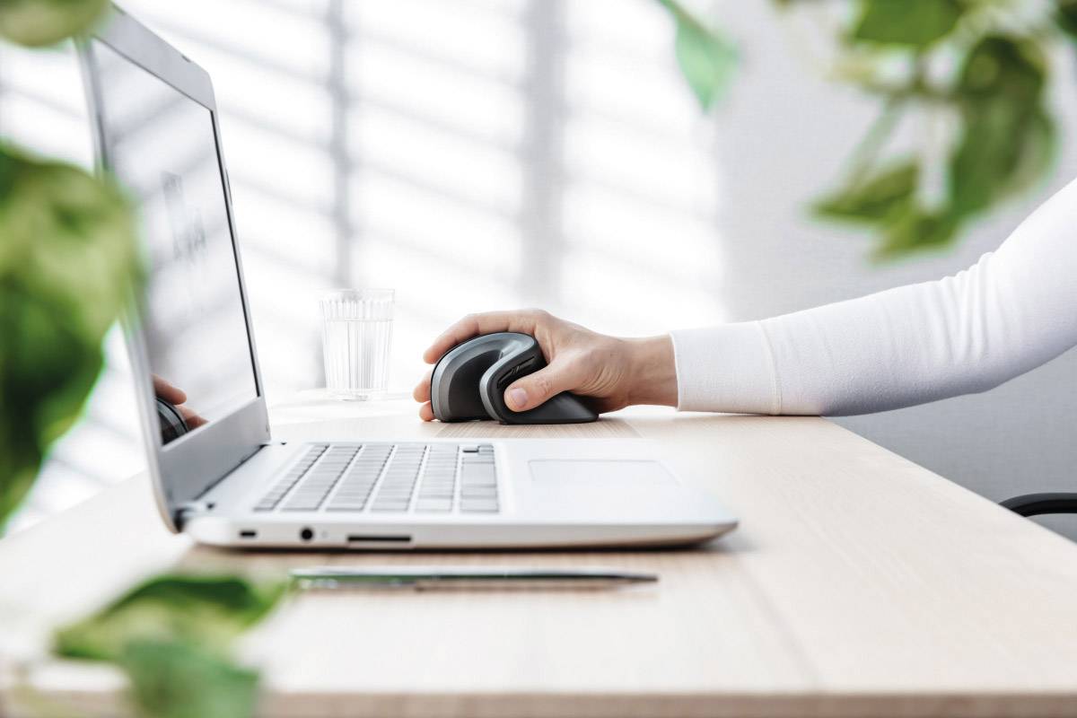 Trust VERRO Ergonomische Maus Funk Optisch Schwarz 5 Tasten 1600 dpi, 1200 dpi, 600 dpi Ergonomisch