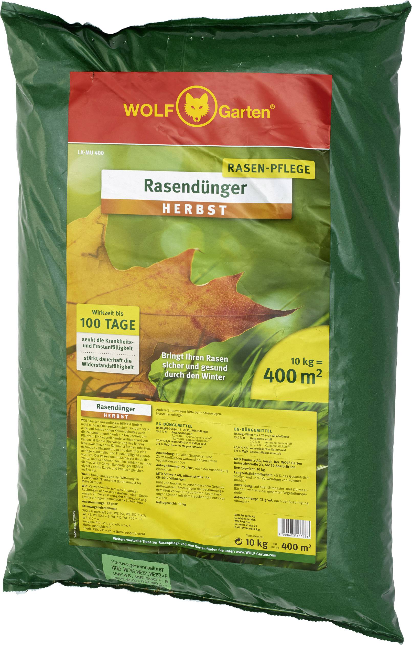 Eine Packung Rasendünger für den Herbst von 'Wolf Garten', geeignet für 400 m², steht auf grünem Hintergrund mit Blattmotiv.