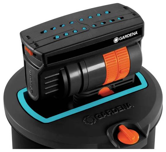 Eine Gardena Pumpe mit schwarzem Gehäuse, orangefarbener Düse und blauen Akzenten, geeignet für Gartenbewässerung.