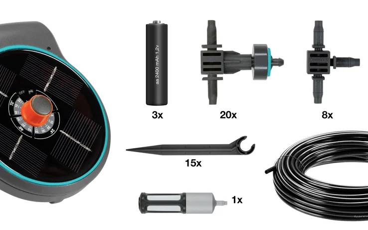 Abbildung zeigt Teile eines Gardena Solar-Wasserpumpensystems: Pumpe, Batterie, Verbindungsstücke, Verankerung, Filter und Schlauch.