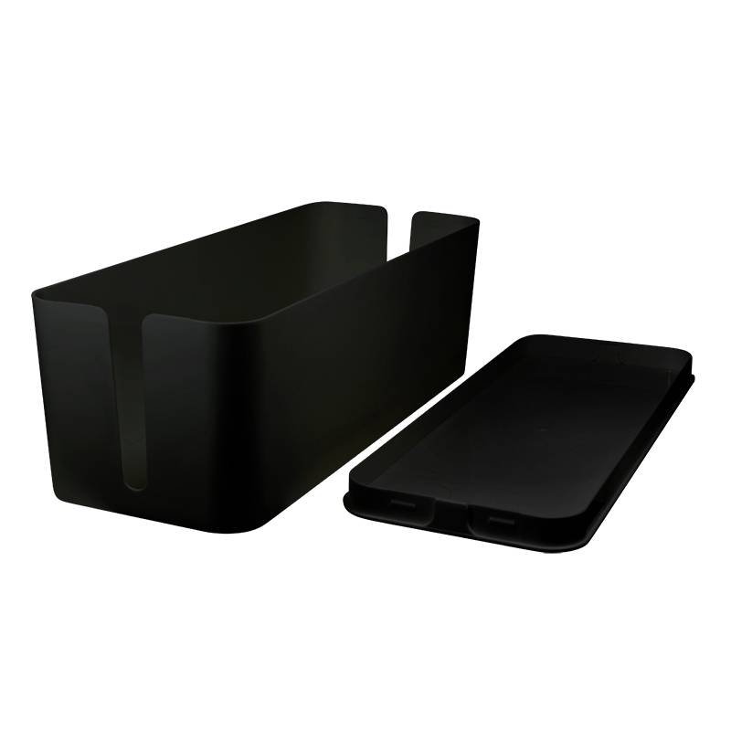 Schwarze Kabelbox mit abnehmbarem Deckel zur ordentlichen Aufbewahrung von Kabeln. Ideal für Schreibtisch oder Wohnzimmer.