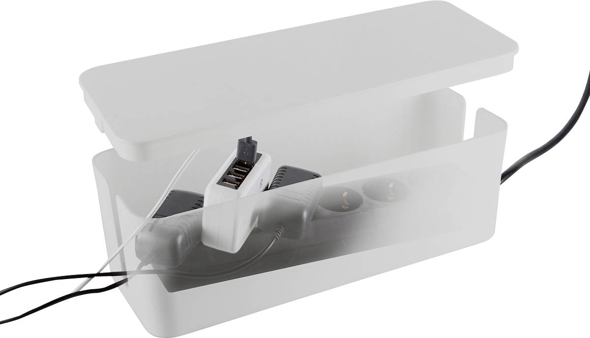 Eine weiße Kabelbox mit abgenommenem Deckel, darin mehrere Steckdosen und Kabel, um Kabelsalat zu organisieren und unauffällig zu verstecken.