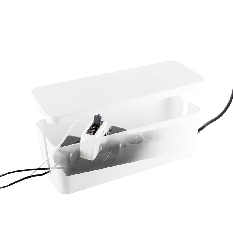 Eine weiße Kabelbox mit abgenommener Abdeckung zeigt ein Steckerbrett im Inneren, in das mehrere Kabel eingesteckt sind.