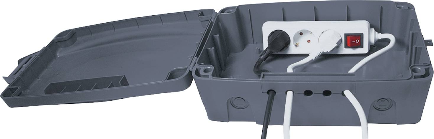Eine graue, offene Kunststoffbox mit einer eingelassenen Mehrfachsteckdose. Zwei eingesteckte Kabel, ein Schalter in der Steckdose.