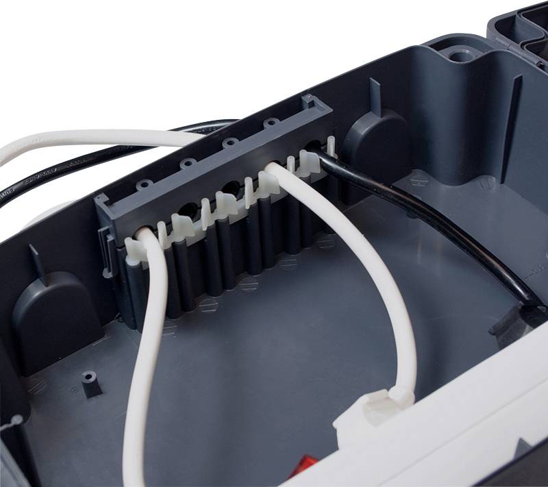 Elektrische Anschlussbox mit mehreren Kabeln, die durch Öffnungen verbunden werden, zeigt eine ordentliche Verkabelung und Installationsmethode.