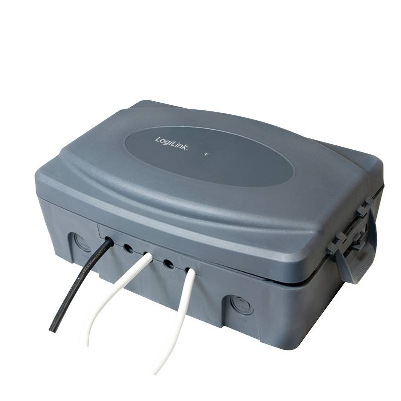 Eine wetterfeste Kabelbox mit mehreren Kabeln, die durch Öffnungen verlaufen. Sie dient zum Schutz von elektrischen Verbindungen im Freien.