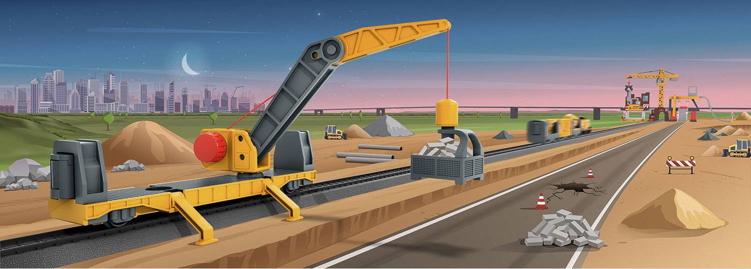 Ein Güterzug mit Kränen arbeitet auf einer Baustelle bei Sonnenuntergang. Im Hintergrund ist eine Stadt unter einem fahlernden Himmel zu sehen.