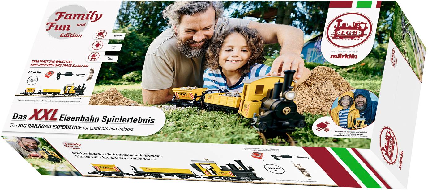 Vater und Kind spielen draußen mit einer gelben Modell-Lokomotive und Schienen. Auf der Verpackung steht 'Family Fun Edition' und 'Das XXL Eisenbahn Spielerlebnis'.