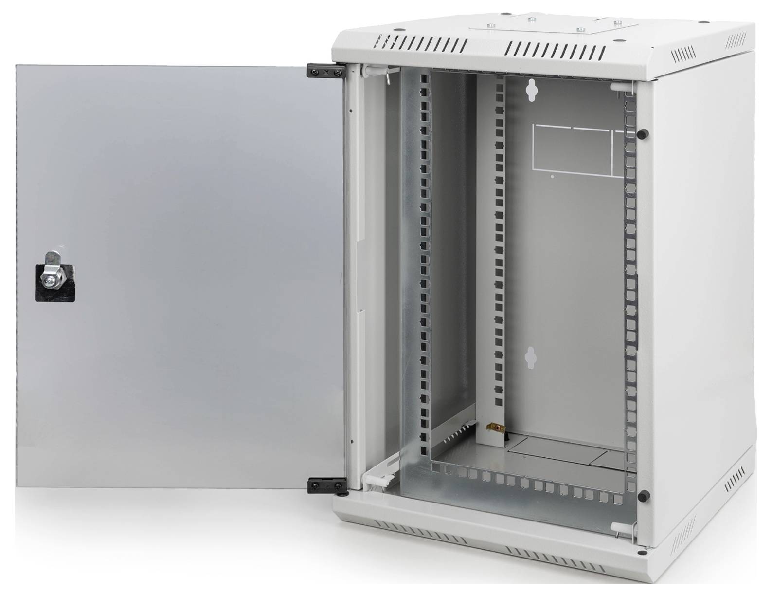 Ein offener, grauer Netzwerk-Wandschrank aus Metall mit Lüftungsschlitzen an der Oberseite, präsentiert von der Frontansicht.