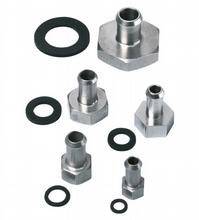 Verschiedene Metallfittings mit Gewinden und schwarze O-Ringe in unterschiedlichen Größen auf weißem Hintergrund.