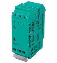 Grünes elektrisches Bauteil mit dreifachen Anschlussmöglichkeiten und CE-Kennzeichnung. Text und Symbole sind sichtbar.