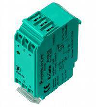 Ein grünes elektrisches Bauteil mit Beschriftungen und mehreren Anschlüssen, montiert auf einer Hutschiene, wird gezeigt.