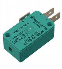 Ein rechteckiger Sensor der Marke Pepperl+Fuchs, Modell NBB2-V3-E2-V5, mit grüner Außenhülle und elektrischen Anschlüssen.