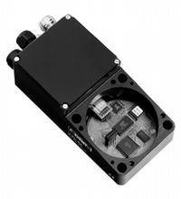 Rechteckiges elektronisches Gerät, vermutlich ein Sensor, mit mehreren Anschlüssen und sichtbarer interner Schaltung.