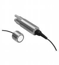 Ein silberner, zylindrischer Sensor mit einem angeschlossenen Kabel. Der Sensor hat eine abnehmbare runde Kappe. Geeignet für industrielle Anwendungen.