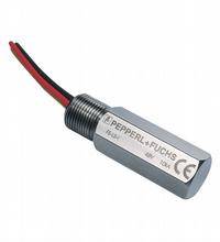 Metallsensor von Pepperl+Fuchs mit CE-Kennzeichnung, schwarzem und rotem Kabel, rechteckige Form, Beschriftung: 'Pepperl+Fuchs'.