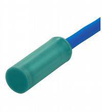 Ein kleiner, zylindrischer, blauer Sensor mit einem blauen Kabel verbunden.