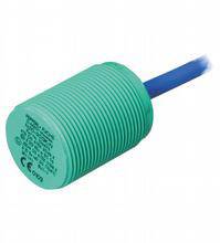 Ein zylindrischer Induktivsensor in Grün mit einem blauen Kabel. Geeignet für die präzise Positionserfassung in industriellen Anwendungen.