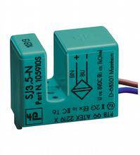 Ein grünes elektrisches Bauteil mit der Modellnummer SJ35-N, verbunden mit farbigen Drähten. Es sind technische Spezifikationen aufgedruckt.