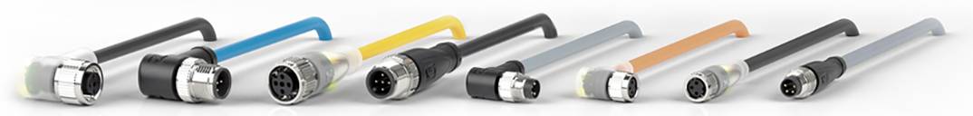 Verschiedene industrielle Steckverbinder in einer Reihe. Sie variieren in Farbe und Anschlussarten, gezeigt auf einer weißen Oberfläche.