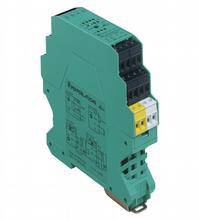 Ein grünes Elektronikmodul mit Anschlussklemmen, vermutlich ein Sicherheitsrelais oder ähnliches Gerät zur Industrieautomation.