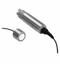 Ein zylinderförmiger Sensor und ein angeschlossenes Kabel. Der Sensor scheint aus Metall zu bestehen und ist möglicherweise ein industrielles Messgerät.