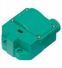 Sensor in rechteckigem Gehäuse, grüne Farbe, mit Montageschrauben an den Ecken.