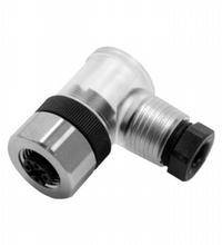 Ein silberner 90-Grad-Winkelstecker mit einer geriffelten Oberfläche und schwarzer Ringdichtung, geeignet für elektrische Verbindungen.