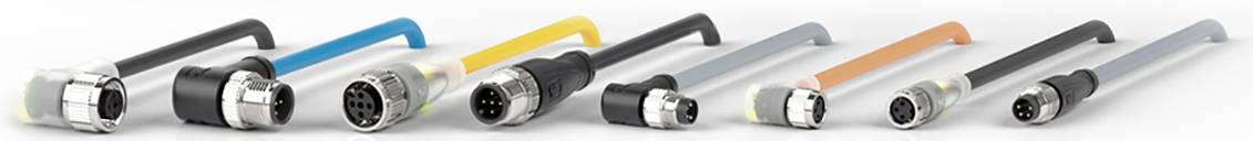 Eine Reihe von sieben elektrischen Steckverbindern in unterschiedlichen Farben und Größen, die nebeneinander aufgereiht sind.