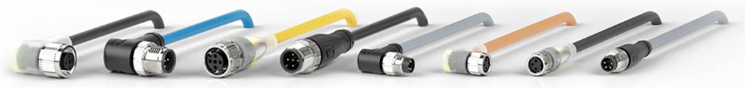 Eine Reihe verschiedener Industrie-Steckverbinder in unterschiedlichen Farben nebeneinander aufgereiht.