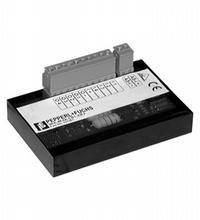 Ein schwarzes elektrisches Modul mit Mehrpol-Steckverbindung oben; Herstelleraufdruck sichtbar.