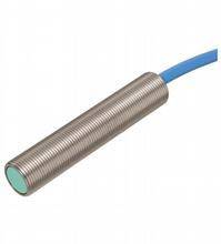 Ein zylinderförmiger Metallzylinder mit geripptem Muster, an dem ein blaues Kabel angebracht ist. Dies ist ein Näherungssensor.