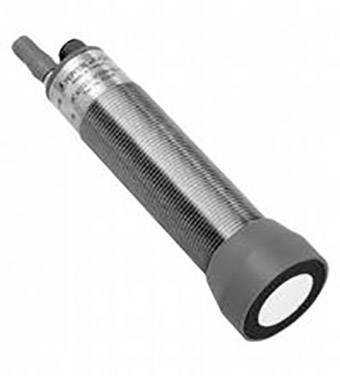 Zylindrischer Sensor mit Metallgehäuse und Plastikabdeckung, häufig in der Automatisierungstechnik zur Objekterkennung genutzt.