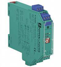 Elektrisches Gerät von Pepperl+Fuchs, grün, montierbar auf DIN-Schiene, mit Anschlüssen oben und Beschriftung auf der Vorderseite.