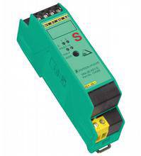 Ein grünes Sicherheitsrelais-Modul mit Schraubklemmen, LEDs und Beschriftungen. Das Modul dient der Sicherheitsschaltung.