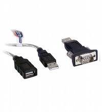 Ein USB-zu-Seriell-Kabeladapter, bestehend aus einem USB-Stecker und einem seriellen Anschluss, zur Verbindung von Geräten.