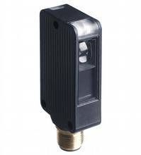 Ein schwarzer optischer Sensor mit Metallgewindeanschluss an der Unterseite, geeignet für industrielle Automatisierungssysteme.